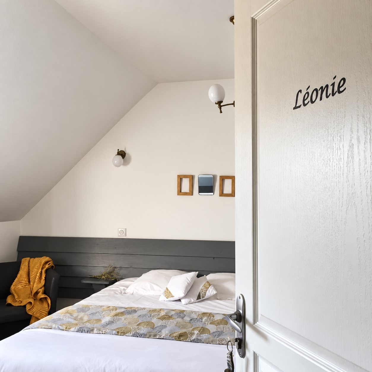 La chambre Léonie : un lit king-size dans une chambre calme.