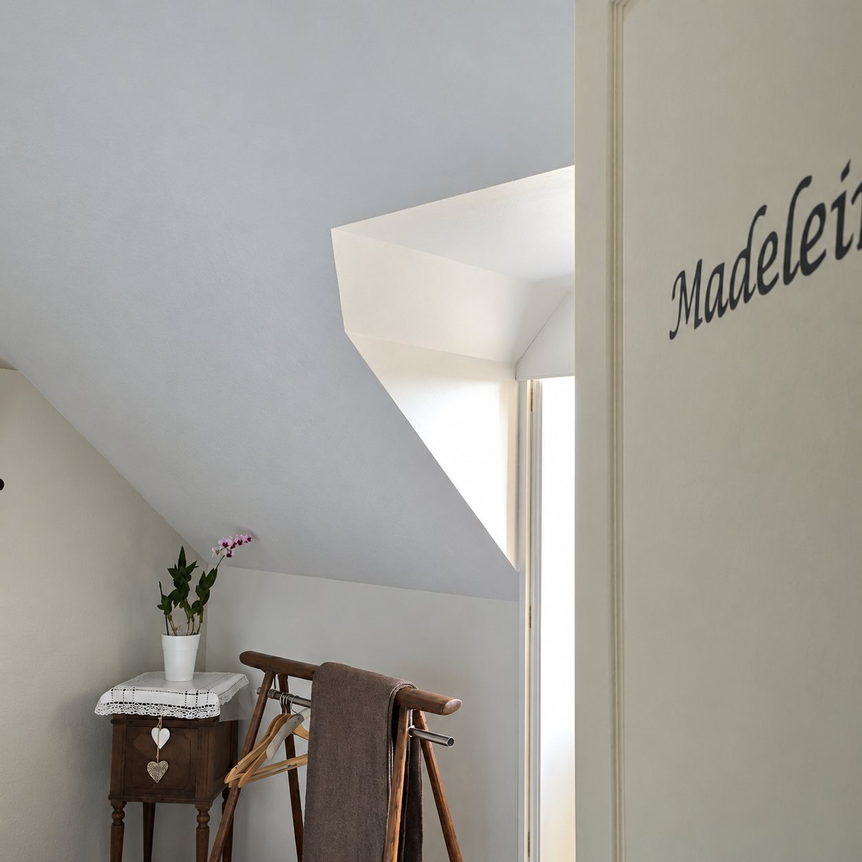 La chambre Madeleine : deux lits individuels de style ancien.