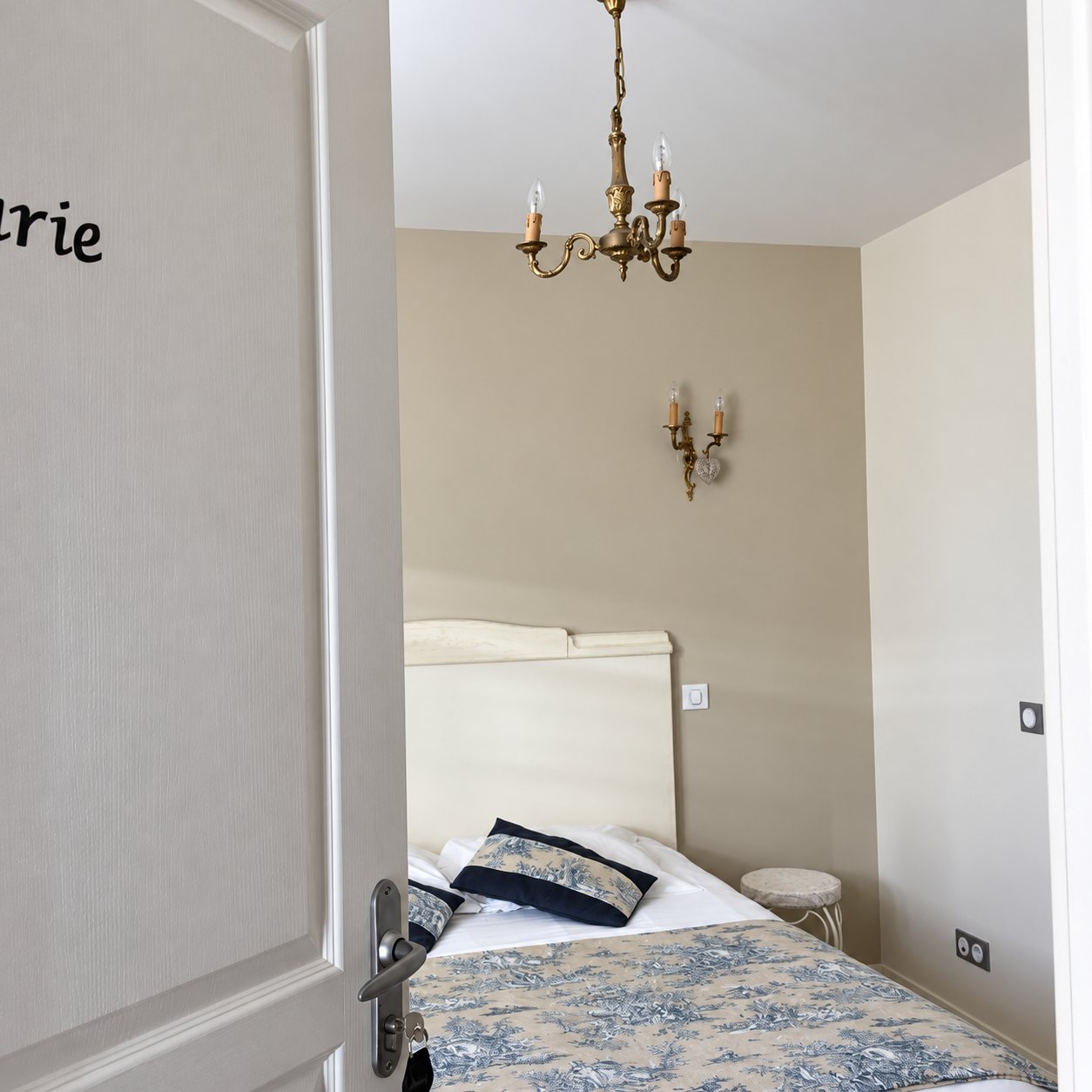 La chambre Marie : un lit double au rez-de-chaussée.